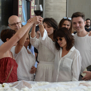 Filhos e familiares de Marcelo Rezende homenageiam jornalista com brinde