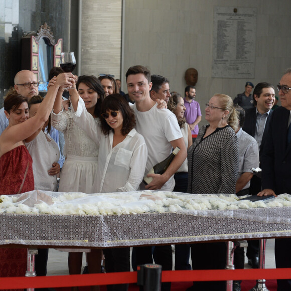 Velório de Marcelo Rezende foi aberto para fãs às 10h desta manhã