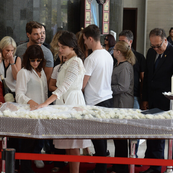 Familiares se despedem de Marcelo Rezende em velório