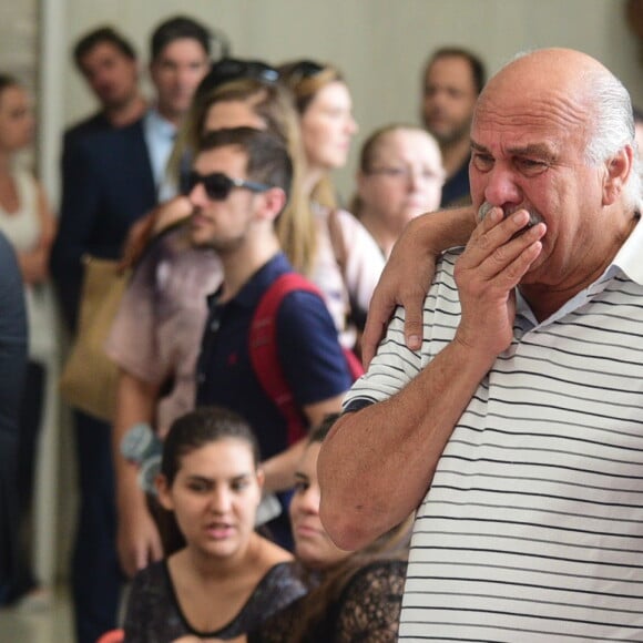 Marcelo Canuto se emociona no velório de Marcelo Rezende