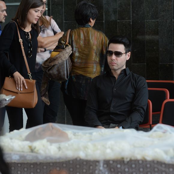 Luiz Bacci, de preto, se emociona em velório de Marcelo Rezende