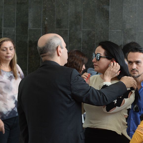 Capitão Nascimento consola Fabíola Gadelah no velório de Marcelo Rezende