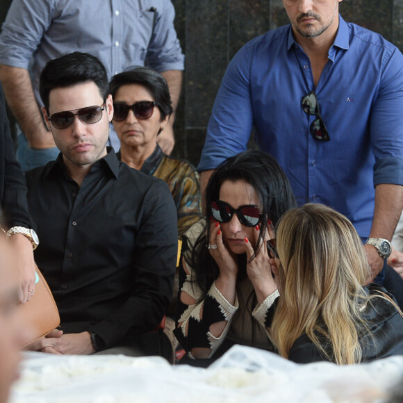 Luiz Bacci e Fabíola Gadelha se emocionaram no velório de Marcelo Rezende