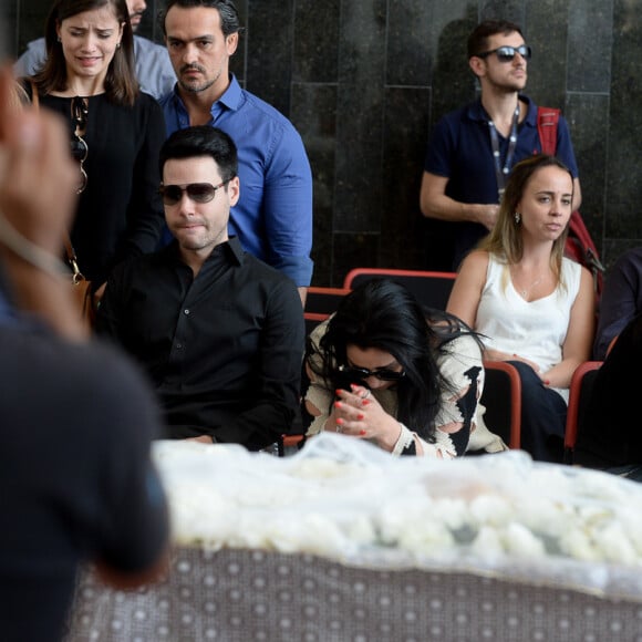 Luiz Bacci se emociona durante velório de Marcelo Rezende