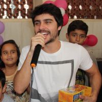 Guilherme Leicam distribui bombons em orfanato no evento Páscoa Solidária, no RJ