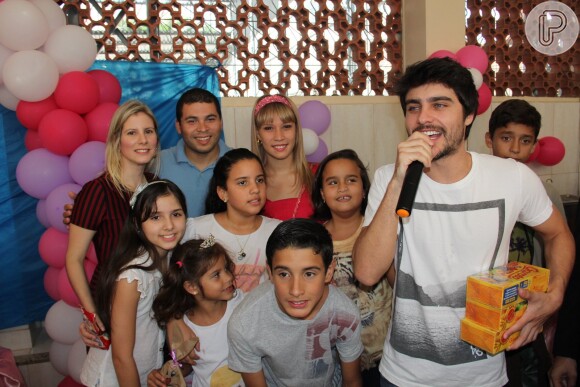 Guilherme Leicam visita o orfanato Santa Rita de Cássica, em Jacarepaguá, Zona Oeste do Rio de Janeiro, durante evento Páscoa Solidária, na tarde deste sábado, 26 de abril de 2014