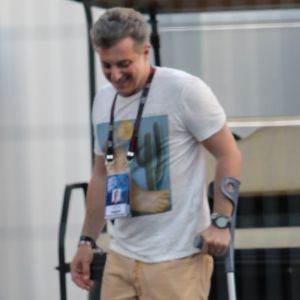 Luciano Huck chegou ao Rock in Rio neste domingo, 17 de setembro de 2017, usando uma muleta