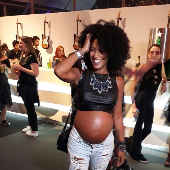 'Eu nem deveria estar aqui. Minha médica vai me matar!', brincou Sheron Menezzes