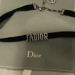 Chocker da grife Dior usada por Bruna Marquezine