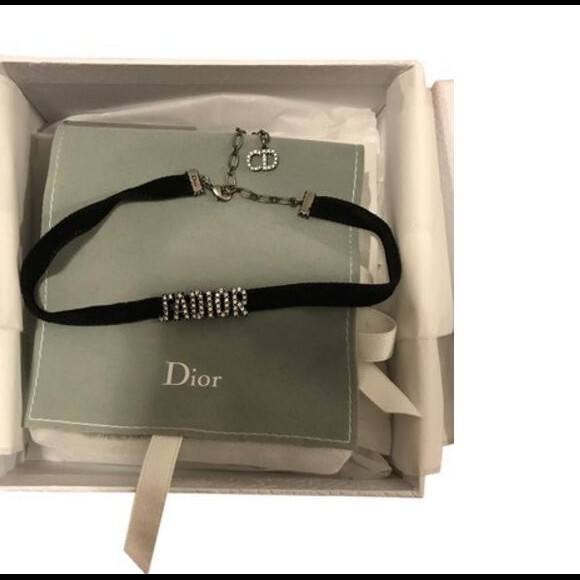 Chocker da grife Dior usada por Bruna Marquezine