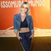 Giovanna Ewbank usou óculos com lentes amarelas, top, calça esportiva de listra colorida lateral Mundo Lolita, sandálias plataforma e jaqueta jeans no Rock in Rio, em 17 de setembro de 2017