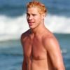 Na praia, José Loreto exibiu os cabelos loiros. Novo visual é para um personagem gigolô na série 'Cidade Proibída'