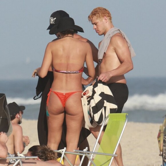 Morena, Débora Nascimento apostou em biquíni de lacinho laranja