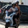 Débora Nascimento e José Loreto deixam praia de moto