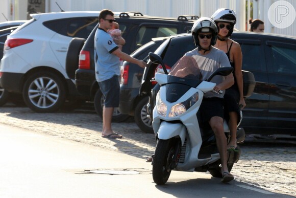 Débora Nascimento e José Loreto deixam praia de moto