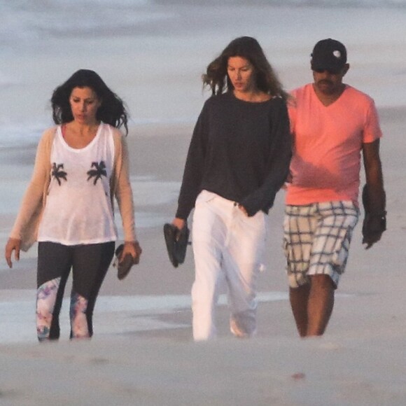 Gisele Bündchen foi à praia acompanhada de uma amiga e seu segurança pessoal