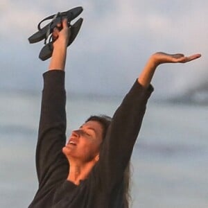 Gisele Bündchen meditou descalça no fim da tarde deste domingo, 17 de setembro de 2017