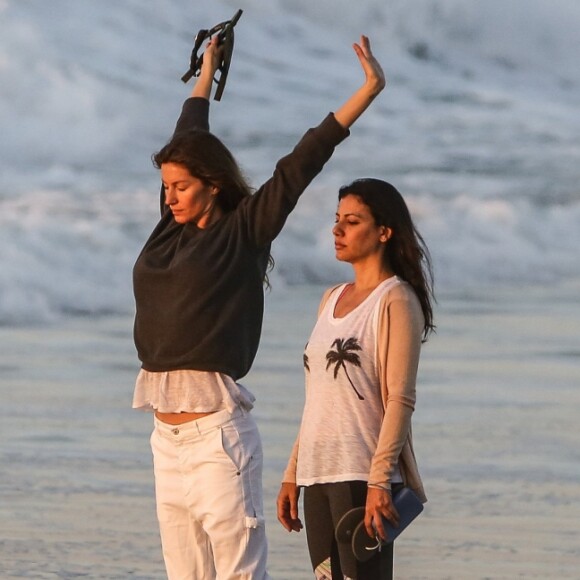 Gisele Bündchen meditou na praia de Copacabana, Zona Sul do Rio de Janeiro