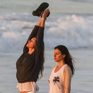 Gisele Bündchen faz meditação em praia do Rio de Janeiro