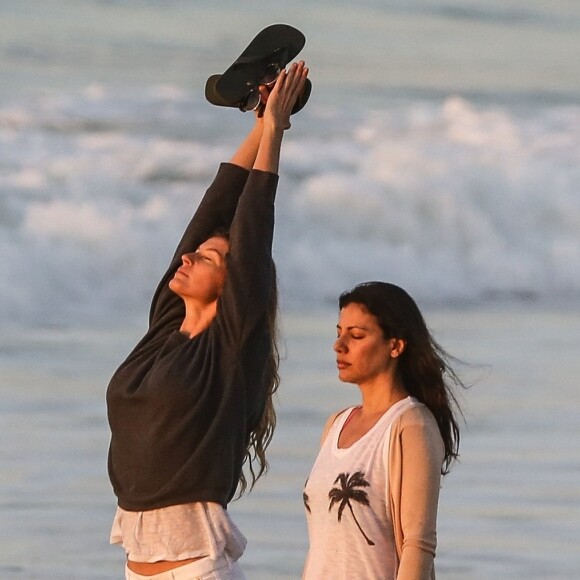 Gisele Bündchen faz meditação em praia do Rio de Janeiro