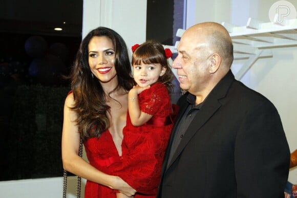 Almicare Dallevo Jr, presidente da Rede TV, com a filha Alice e a mulher, Daniela Albuquerque; família comemora aniversário de dois anos da herdeira