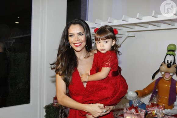 Daniela Albuquerque, da Rede TV, comemora aniversário de dois anos da filha Alice