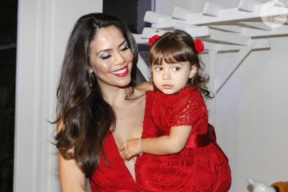 Daniela Albuquerque, da Rede TV, comemora aniversário de dois anos da filha Alice