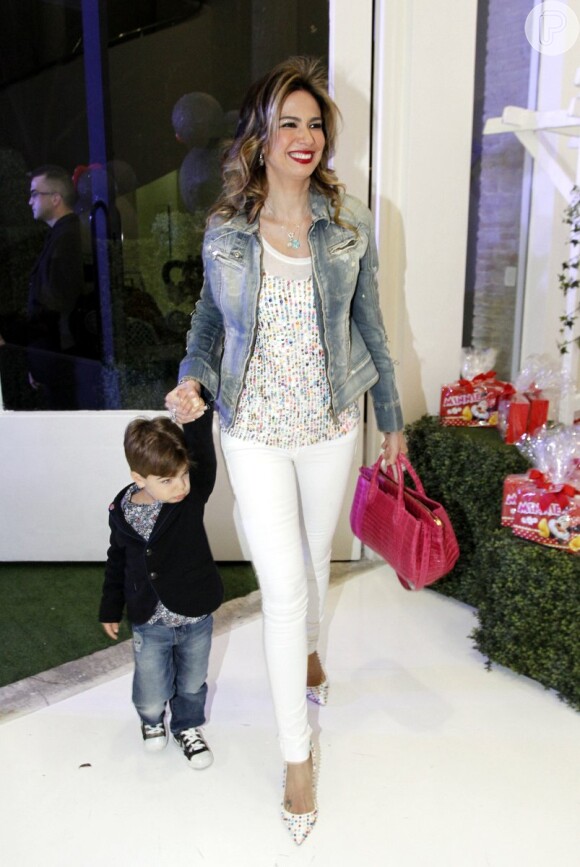 Luciana Gimenez chega à festa da filha de Daniella Albuquerque, da Rede TV, com o filho, Lorenzo Gabriel