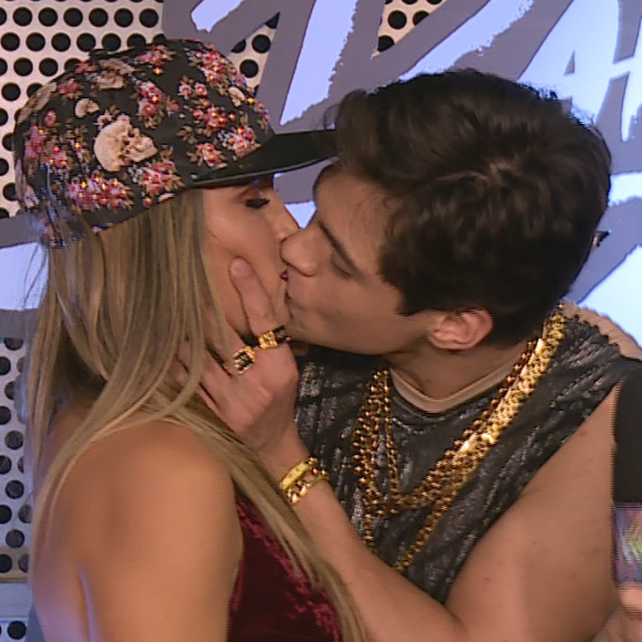 Nos bastidores, Lucas Veloso repetiu o beijo em Nathália Melo