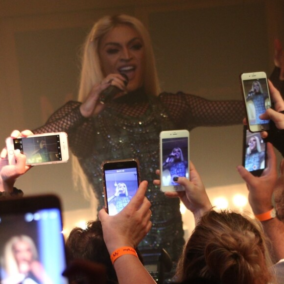Pabllo Vittar agitou público convidado pela marca My Favorite Thing(s), no no Studio Dama, em São Paulo