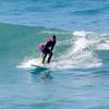 Isabella Santoni mostrou habilidade no surfe em praia do Rio de Janeiro nesta terça-feira, 19 de setembro de 2017