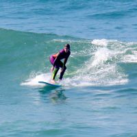 Isabella Santoni curte dia de surfe e mostra equilíbrio em prancha. Fotos!