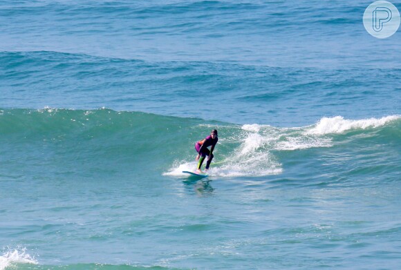 Isabella Santoni mostrou habilidade no surfe em praia do Rio de Janeiro nesta terça-feira, 19 de setembro de 2017