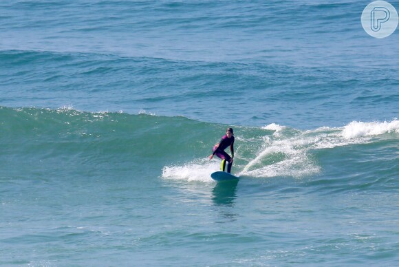 Isabella Santoni mostrou habilidade sobre as ondas em dia de surfe