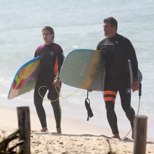 Isabella Santoni é adepta do surfe para manter a boa forma