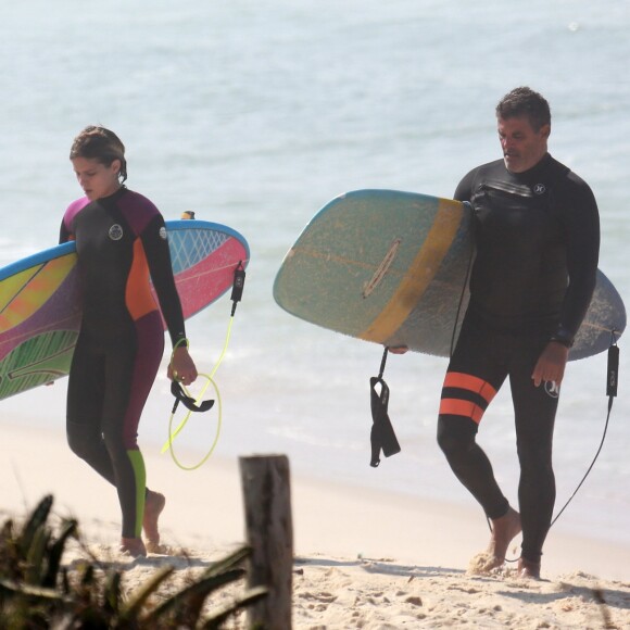 Isabella Santoni fez aula de surfe com o professor Allan Gandra