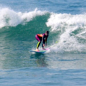 Isabella Santoni mostrou habilidade em cima da prancha em dia de surfe