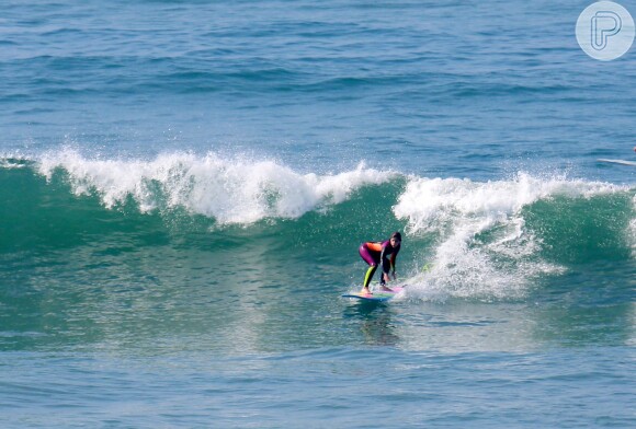 Isabella Santoni mostrou habilidade em cima da prancha em dia de surfe