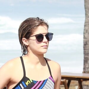 Isabella Santoni foi vista em praia carioca fazendo aulas de surfe