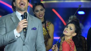 Suzana Alves revive Tiazinha e dá chicotada em Sérgio Marone no 'Dancing Brasil'