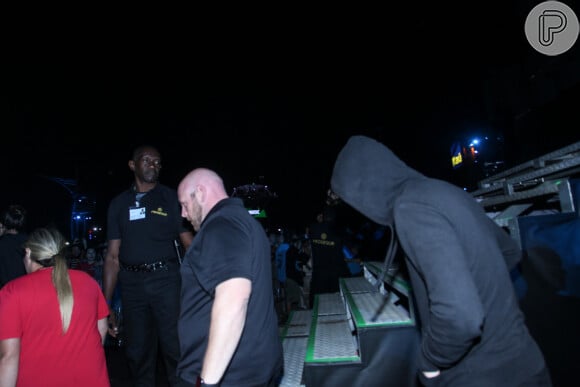 Shawn Mendes usou casaco preto com capuz para disfarçar chegada em aérea VIP do Rock in Rio e assistir shows de Alicia Keys e Justin Timberlake