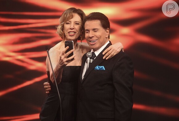 Marília Gabriela tira selfie com Silvio Santos no Troféu Imprensa