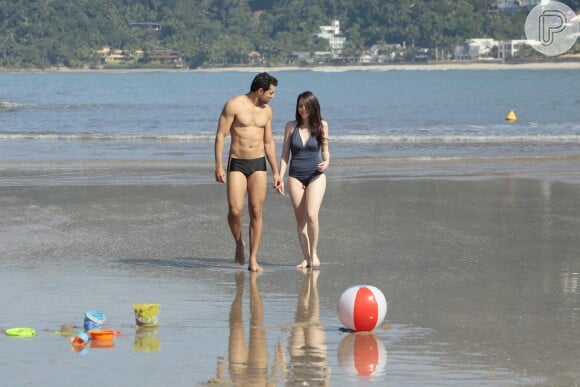 Cecília (Bia Arantes) e Gustavo (Carlo Porto) curtem juntos o dia antes do casamento de Estefânia (Priscila Sol) na praia, na novela 'Carinha de Anjo'