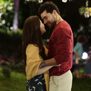 Cecília (Bia Arantes) e Gustavo (Carlo Porto) dão beijo apaixonado após declarações de amor, na novela 'Carinha de Anjo'