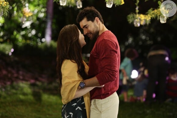 Cecília (Bia Arantes) e Gustavo (Carlo Porto) dão beijo apaixonado após declarações de amor, na novela 'Carinha de Anjo'