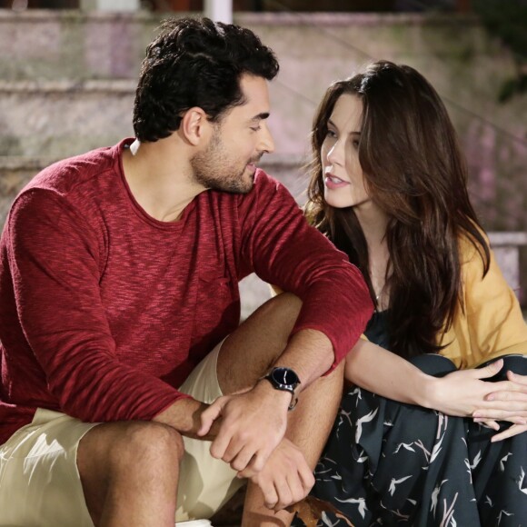 Após dia divertido na praia, Gustavo (Carlo Porto) e Cecília (Bia Arantes) conversam e a professora se declara. 'Desde a primeira vez que te vi, a minha vida mudou completamente', diz, na novela 'Carinha de Anjo'