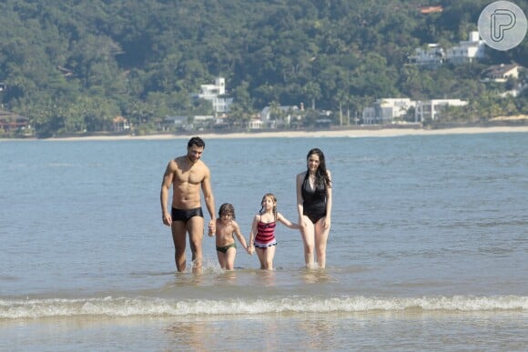 Gustavo (Carlo Porto), Cecília (Bia Aranets), Dulce Maria (Lorena Queiroz) e Emílio (Gabriel Miller) curtem o dia de sol mergulhando no mar, na novela 'Carinha de Anjo'