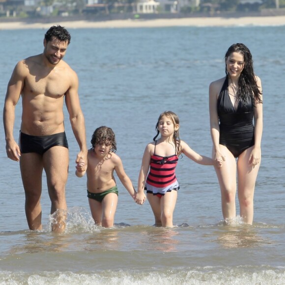 Gustavo (Carlo Porto), Cecília (Bia Aranets), Dulce Maria (Lorena Queiroz) e Emílio (Gabriel Miller) curtem o dia de sol mergulhando no mar, na novela 'Carinha de Anjo'
