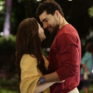 Cecília (Bia Arantes) se declara e Gustavo (Carlo Porto) dá primeiro beijo na mocinha, no capítulo que vai ao ar sexta-feira, dia 29 de setembro de 2017, na novela 'Carinha de Anjo'