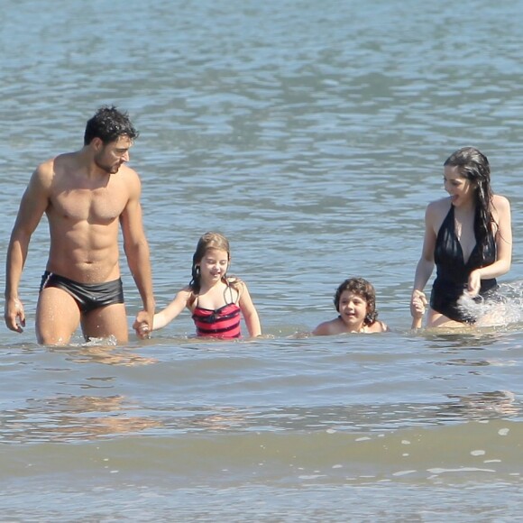 Cecília (Bia Arantes), Gustavo (Carlo Porto), Emílio (Gabriel Miller) e Dulce Maria (Lorena Queiroz) se divertem na praia, no capítulo que vai ao ar quinta-feira, dia 28 de setembro de 2017, na novela 'Carinha de Anjo'